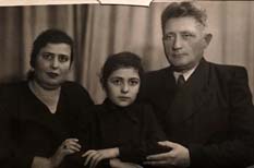 дядя Сань Исакович Шпольский<br/>со своей семьей 